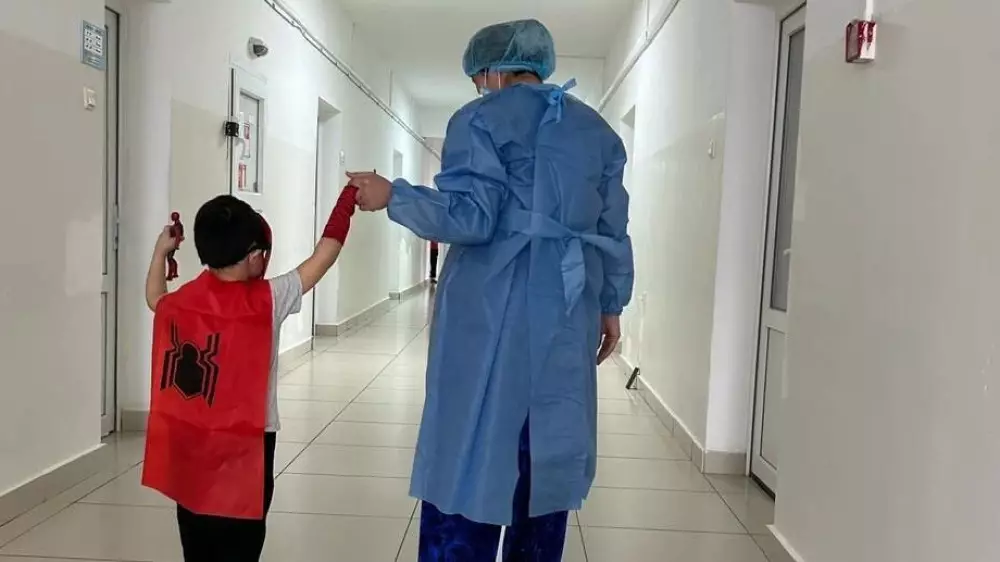 "Ты - супергерой". В детской больнице Туркестанской области прижился необычный эксперимент