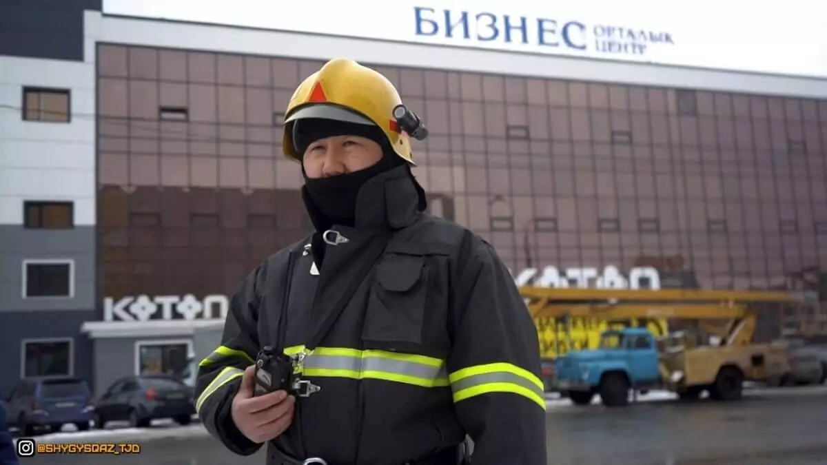 Огнеборцы Усть-Каменогорска тушили условный пожар в торговом центр