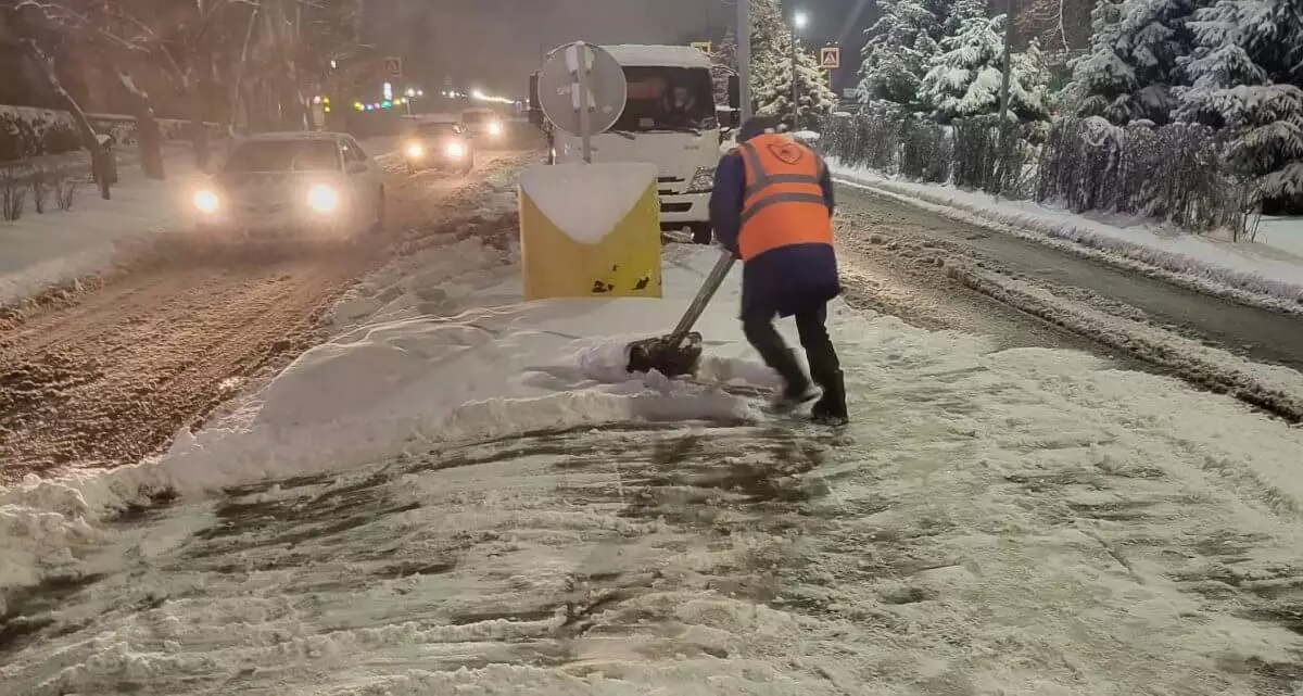 Как Алматы откапывали из-под выпавшего снега