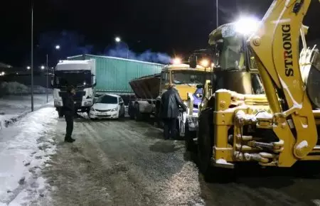 Спор дух водителей: в индустриальной зоне Алматы произошло нелепое ДТП