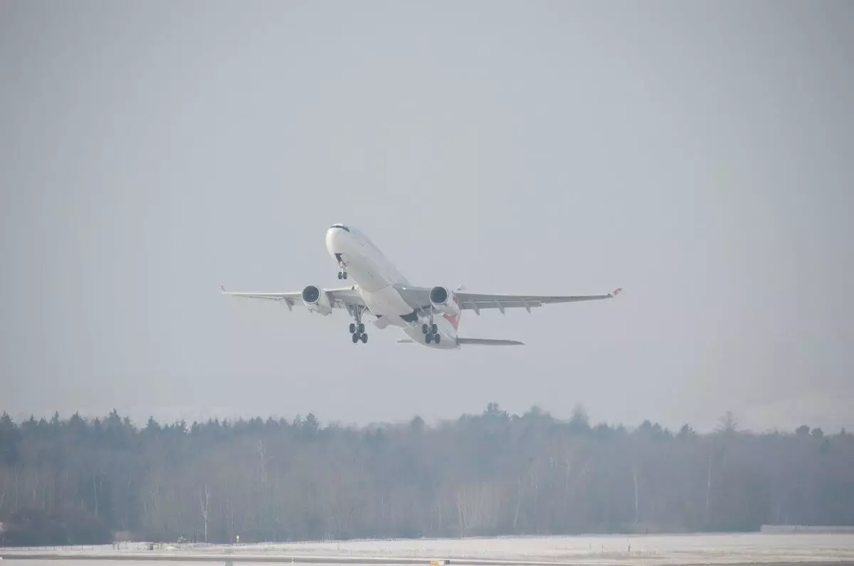 Пассажиры застряли в аэропорту Алматы после снегопада