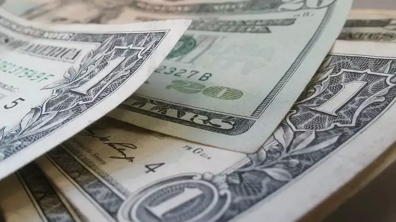 Курс доллара продолжил снижение на торгах 15 марта