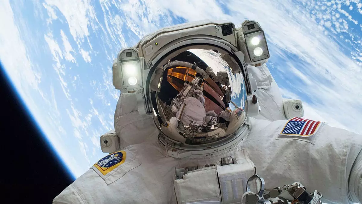 Исследование показало, что астронавты чаще испытывают головные боли в космосе, чем считалось ранее