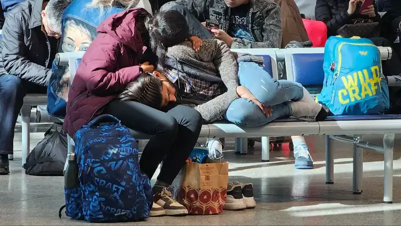 Как аэропорт Алматы приходит в себя после обильного снегопада – репортаж