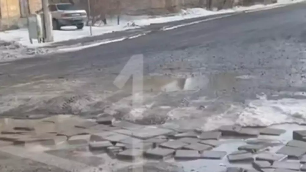 Ремонт дорог по-жезказгански: аким объяснил появление плит вместо асфальта