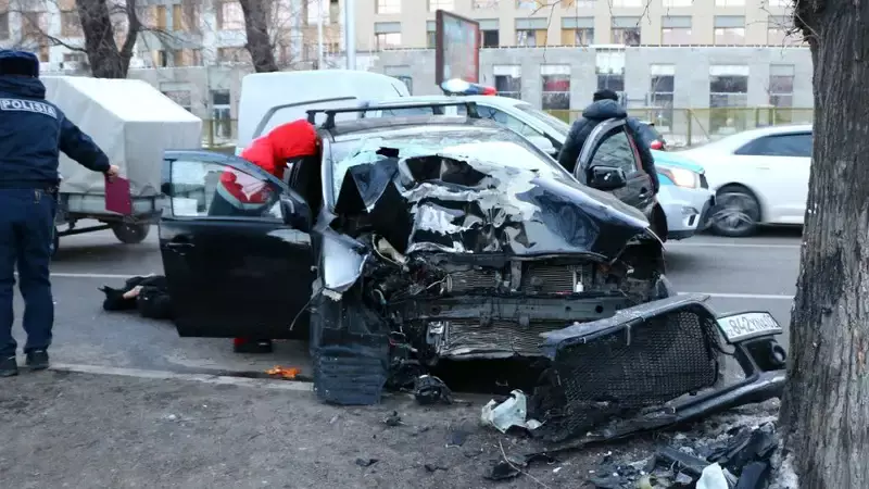 В Алматы произошла авария: на место происшествия прибыли полицейские и карета скорой помощи