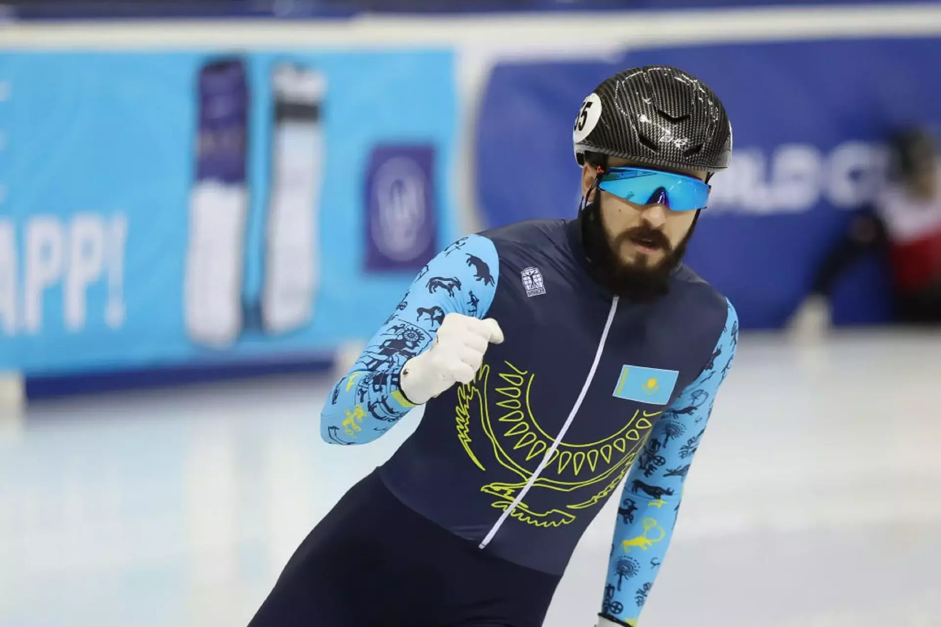 Казахстанец завоевал историческую медаль на ЧМ по шорт-треку