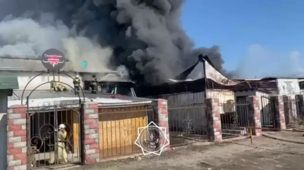Крупный пожар тушат на складе в Алматинской области