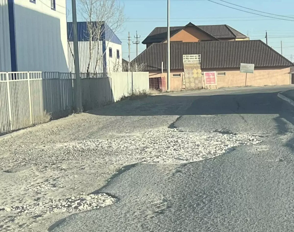 Жители Атырау решили не ждать официального ремонта дорог и залатали ямы сами