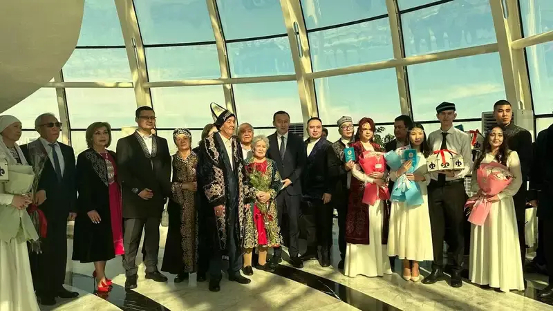 День Шанырака: молодоженов и семейные пары с "золотой" свадьбой поздравили в Астане