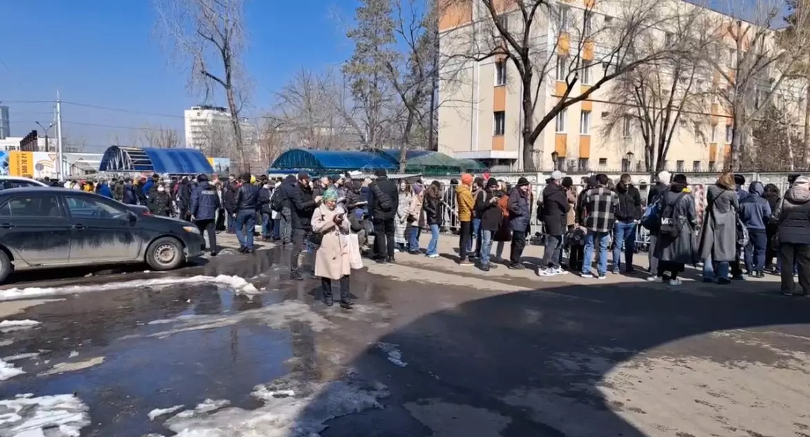 Чиновник попытался запретить съемку у избирательного участка РФ в Астане
