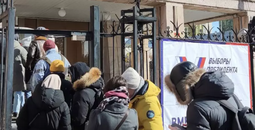 Сотрудник акимата помешал работе журналистов у избирательного участка России в Астане