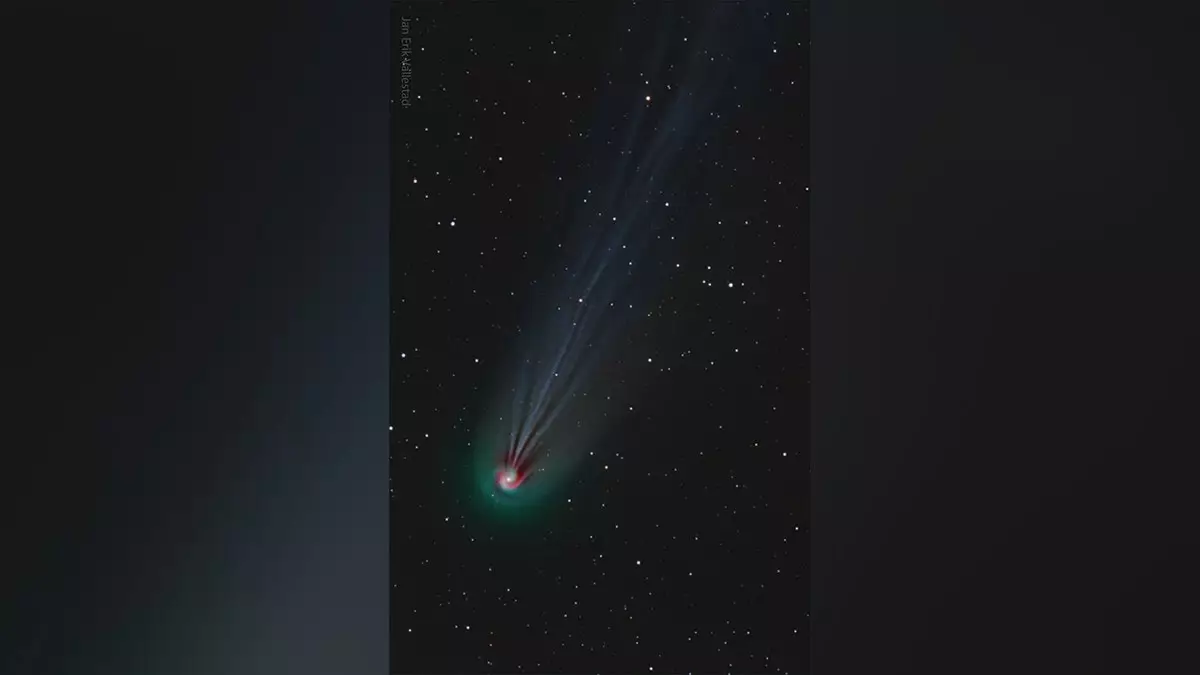 Массивная комета со вспышками яркости приближается к Солнцу