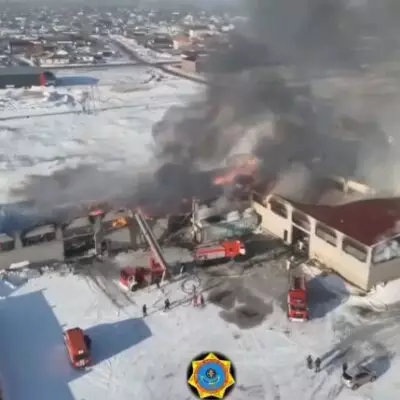 В Астане тушат крупный пожар на складе