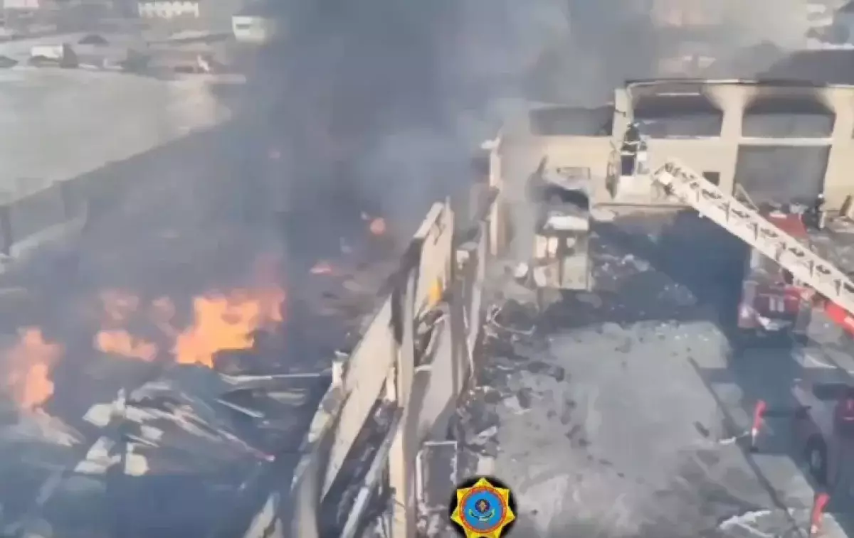 Свыше 70 пожарных тушат полностью охваченный огнем склад в Астане