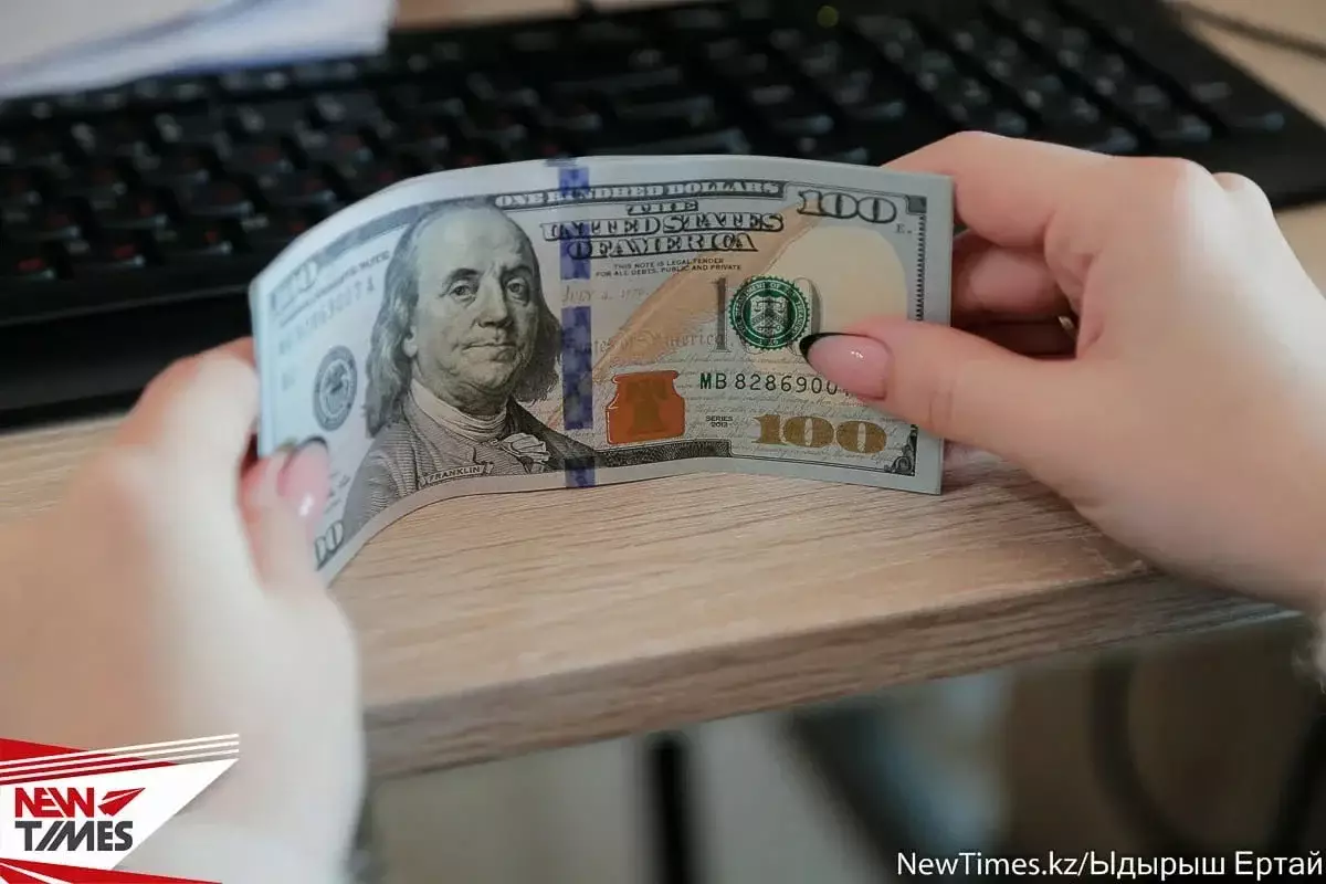 Почем продают доллар в обменниках РК после выходных