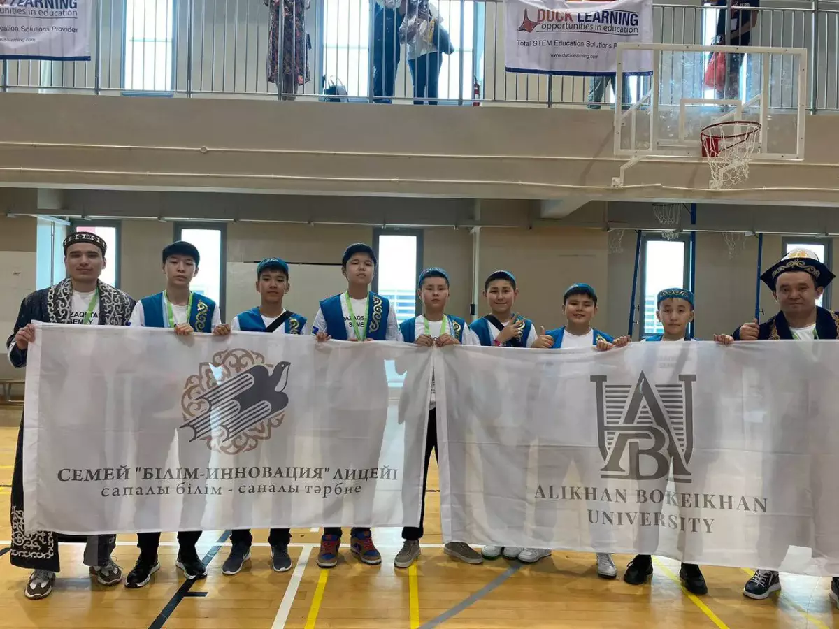 Школьники из области Абай обошли 80 команд на соревнованиях по робототехнике в Сингапуре