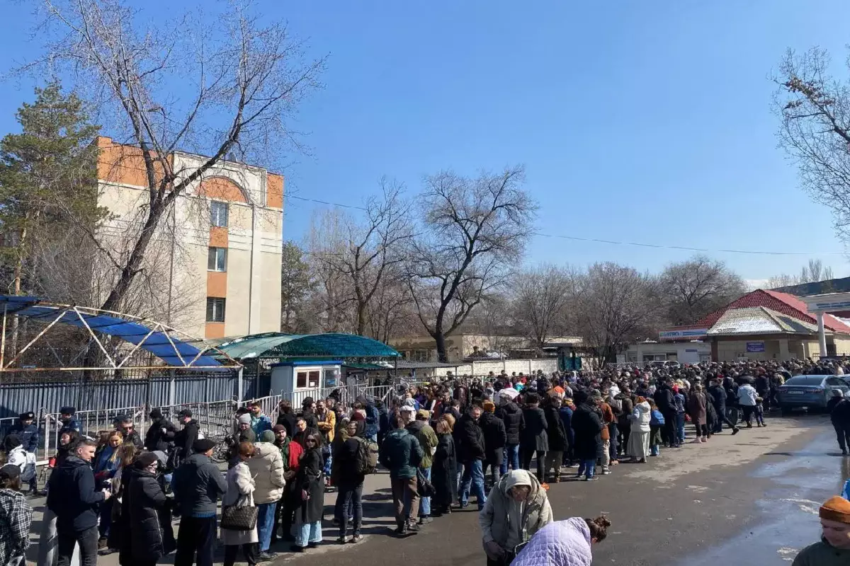 Длинные очереди желающих проголосовать россиян наблюдаются в Казахстане