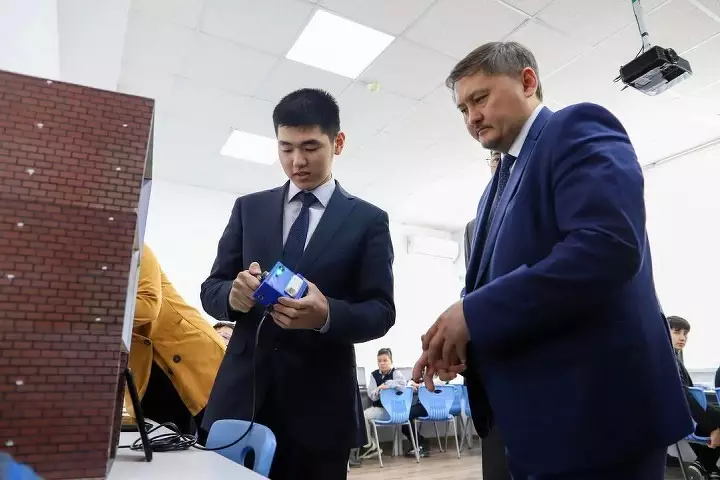 Нурбек показал Байтасову первое казахстанское лекарство от рака