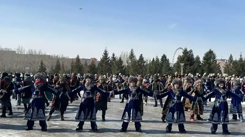 Масштабный флешмоб в честь Дня национальной одежды состоялся в Астане