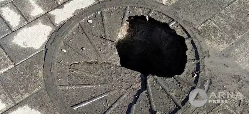 Крышка канализационного люка треснула в одном из общественных мест Семея