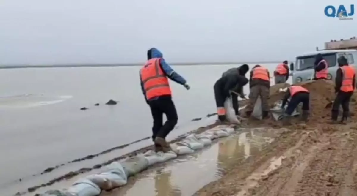 Республиканскую трассу едва не затопило в Актюбинской области (ВИДЕО)
