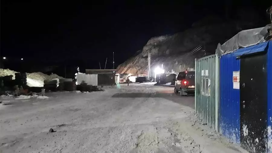 13 человек оказались под завалами обрушившейся шахты в Амурской области