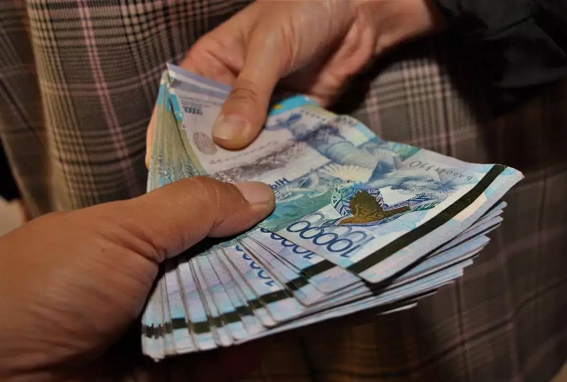 Казахстан оказался вторым в ЕАЭС по уровню зарплат