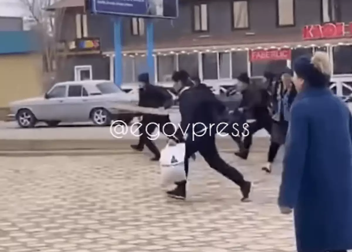 Видео с "набегом" школьников в Актюбинской области появилось в сети