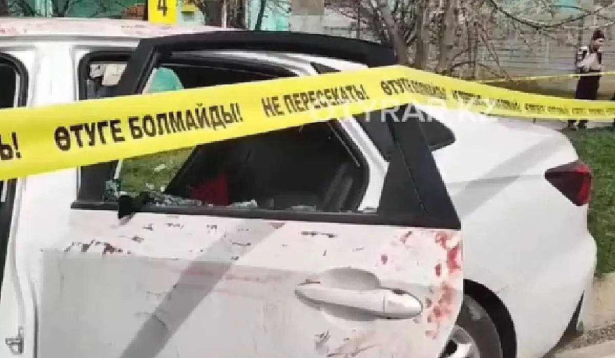 Кровавая драма на юге Казахстана: мужчина с ножом напал на жену и изрезал себя