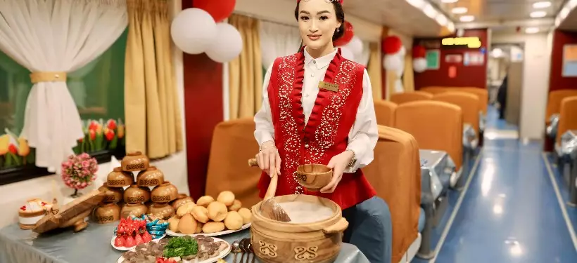 Наурыз коже и бауырсаки: поезда в этническом стиле курсируют по Казахстану