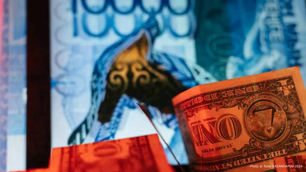 Курс доллара вырос почти на 2 тенге в Казахстане