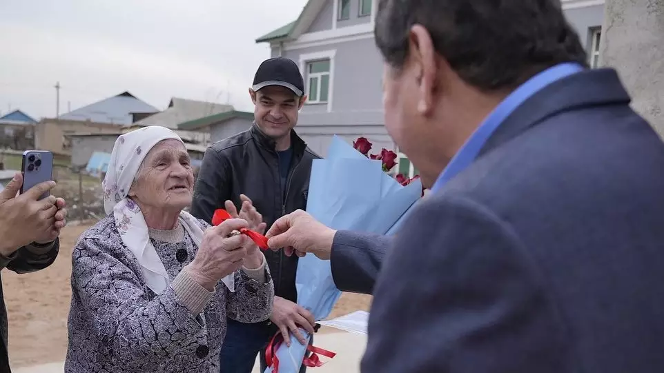 Пенсионерке, чей дом затопило нечистотами, подарили жильё в Шымкенте