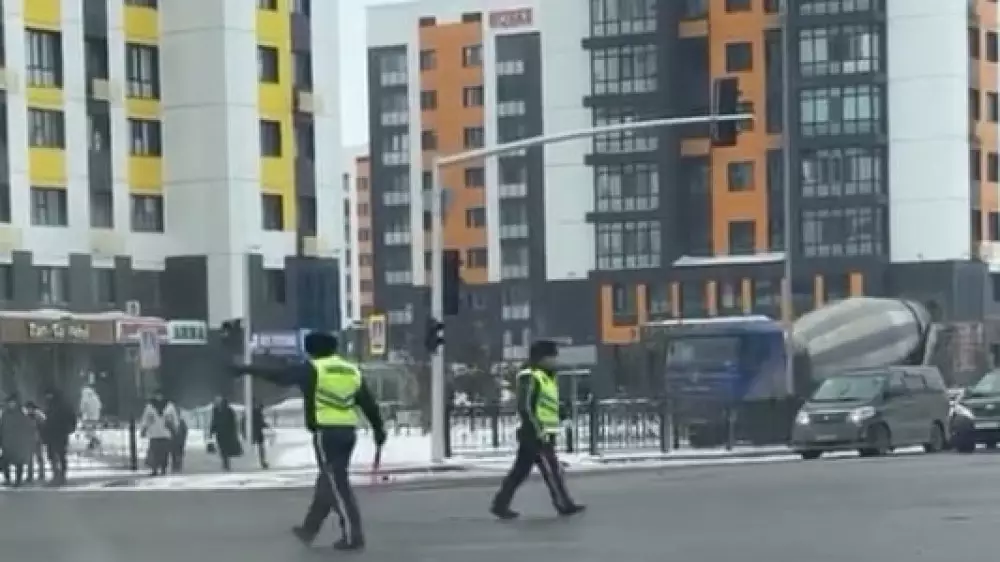 Астанада екі полиция қызметкерінің "біртүрлі" әрекеті видеоға түсірілді