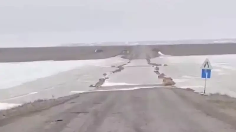 Дорогу затопило талыми водами в Актюбинской области