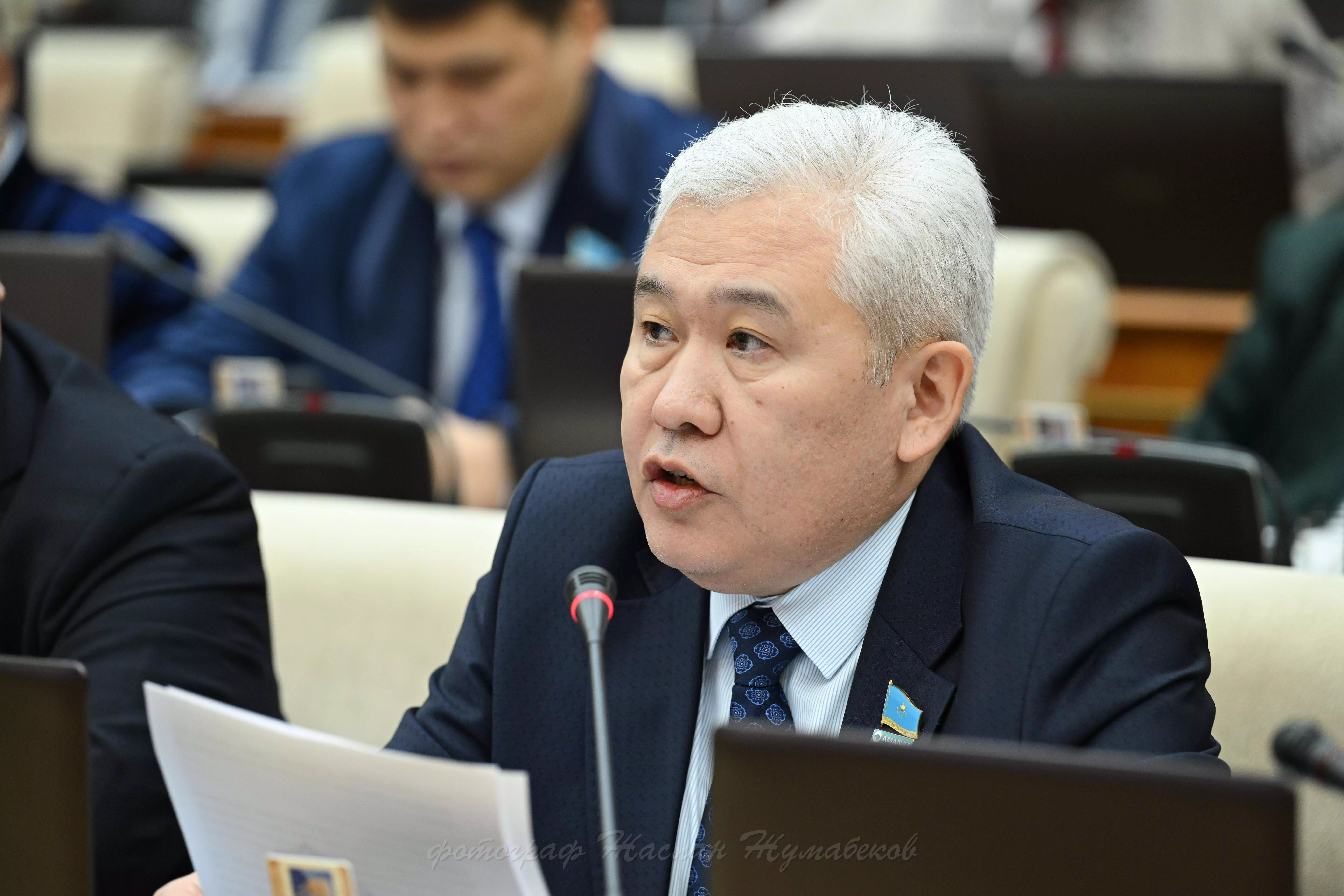 Депутат предложил вынести вопрос о новом гербе Казахстана на референдум
