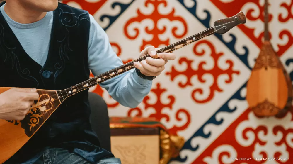 Казахские кюи впервые прозвучали по радио 5 континентов