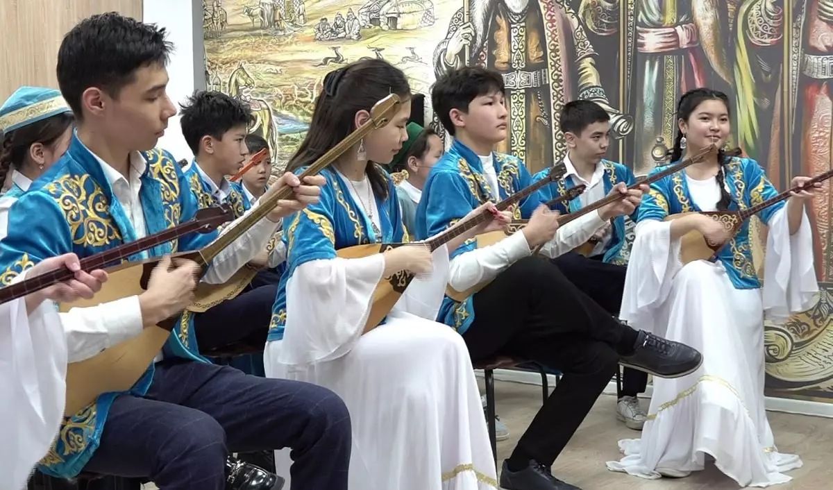 Школьники по всему Казахстану исполнили произведения Курмангазы