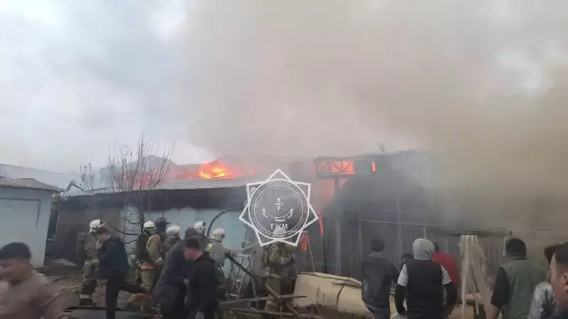 Крупный пожар произошел в цеху в Алматы