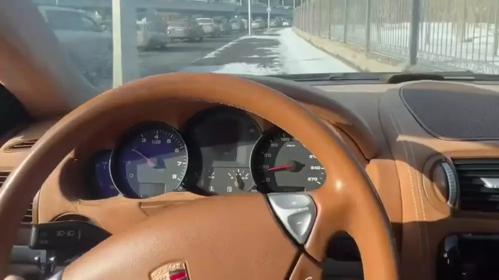Астанчанин на Porsche проехал по тротуару и выложил видео в сеть