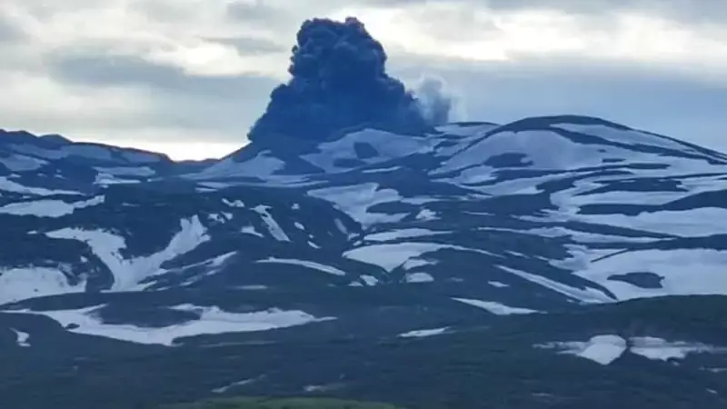 Вулкан в России выбросил пепел на высоту около двух километров