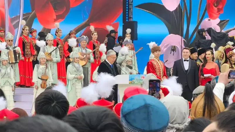Токаев поздравил казахстанцев с Наурызом на площади в Алматы