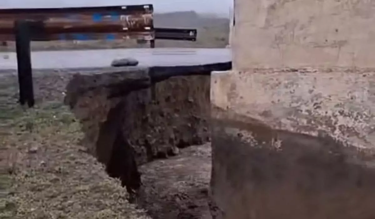 Два моста смыло паводком в Туркестанской области. Видео