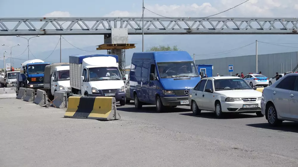 Большие очереди на границе с Узбекистаном объяснили в КНБ