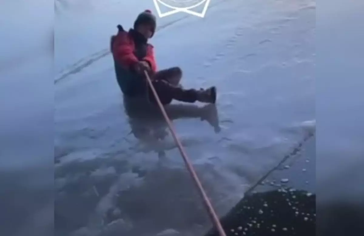 В ВКО ребенок уплыл на отколовшейся льдине по Иртышу