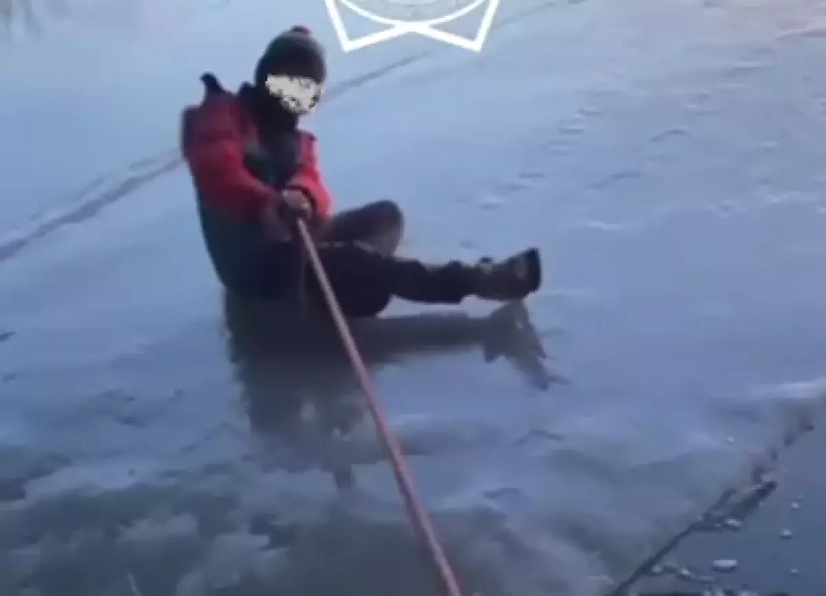 Детей едва не унесло на льдине по реке Иртыш в ВКО