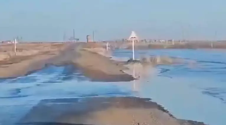 Перелив талых вод через автодорогу произошел в Павлодарской области