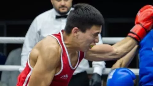 Боксер из Казахстана завоевал «золото» на турнире в Абу-Даби
