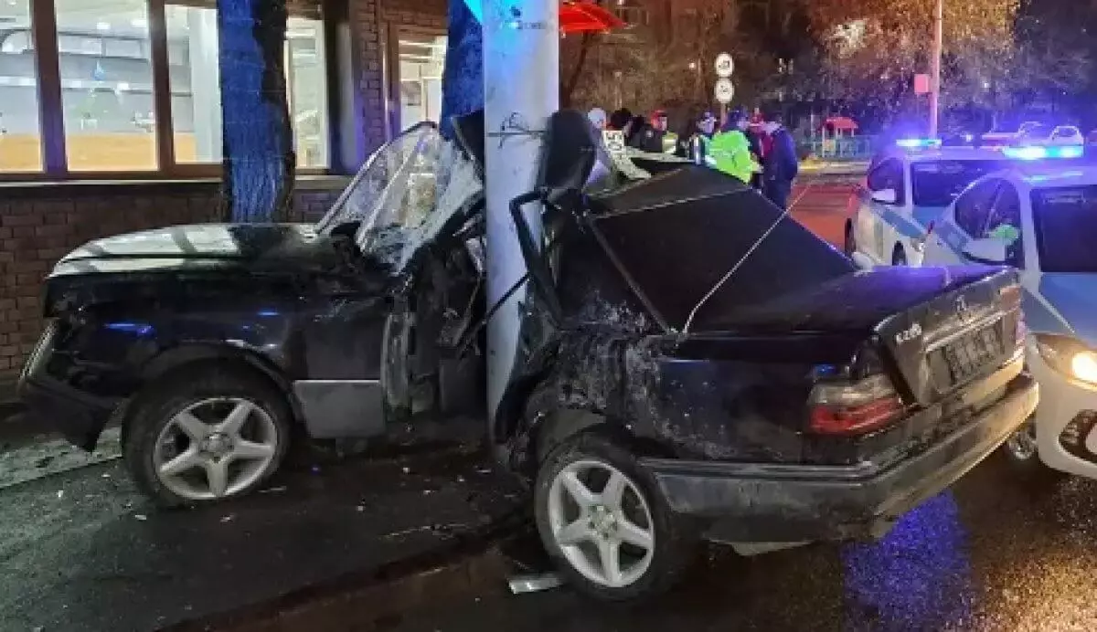 Машина сложилась пополам: молодой парень погиб в жутком ДТП в Алматы
