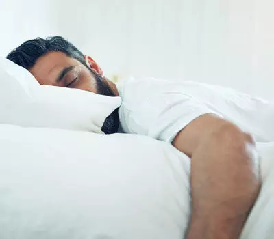 Врачи объяснили, как сон на животе может повредить вашему здоровью